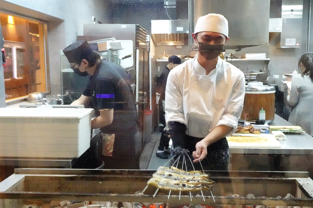 「うなぎ四代目菊かわ」延續日本將近百年時光的鰻魚專業，精選3.5匹尺寸〈意指一公斤3.5尾〉鰻魚，以直火炭烤，即使將魚皮烤得香脆，也不會縮身，在強火下也不會融化的油脂，讓您可以品嚐到細嫩綿軟的鰻魚肉質。