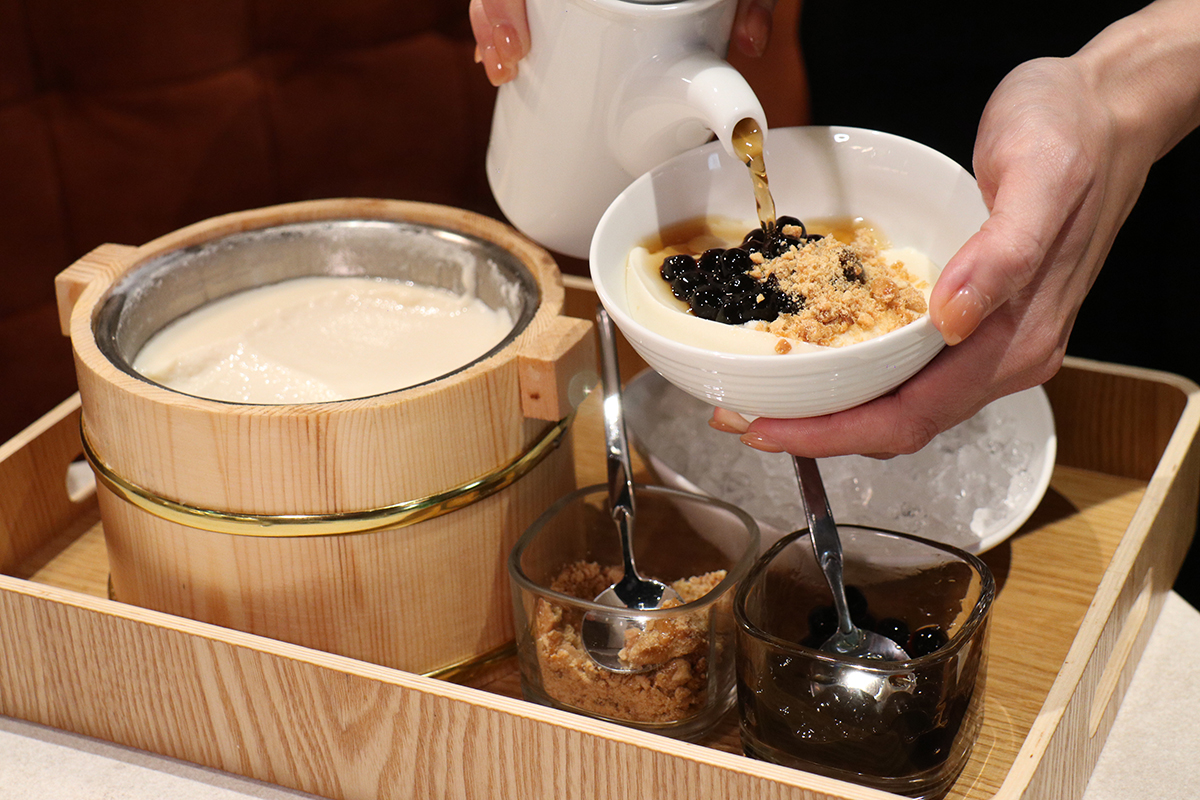 「點點心Signature」滿1200元免費招待「手沖木桶豆花」乙份，數量有限送完為止。（示意圖）