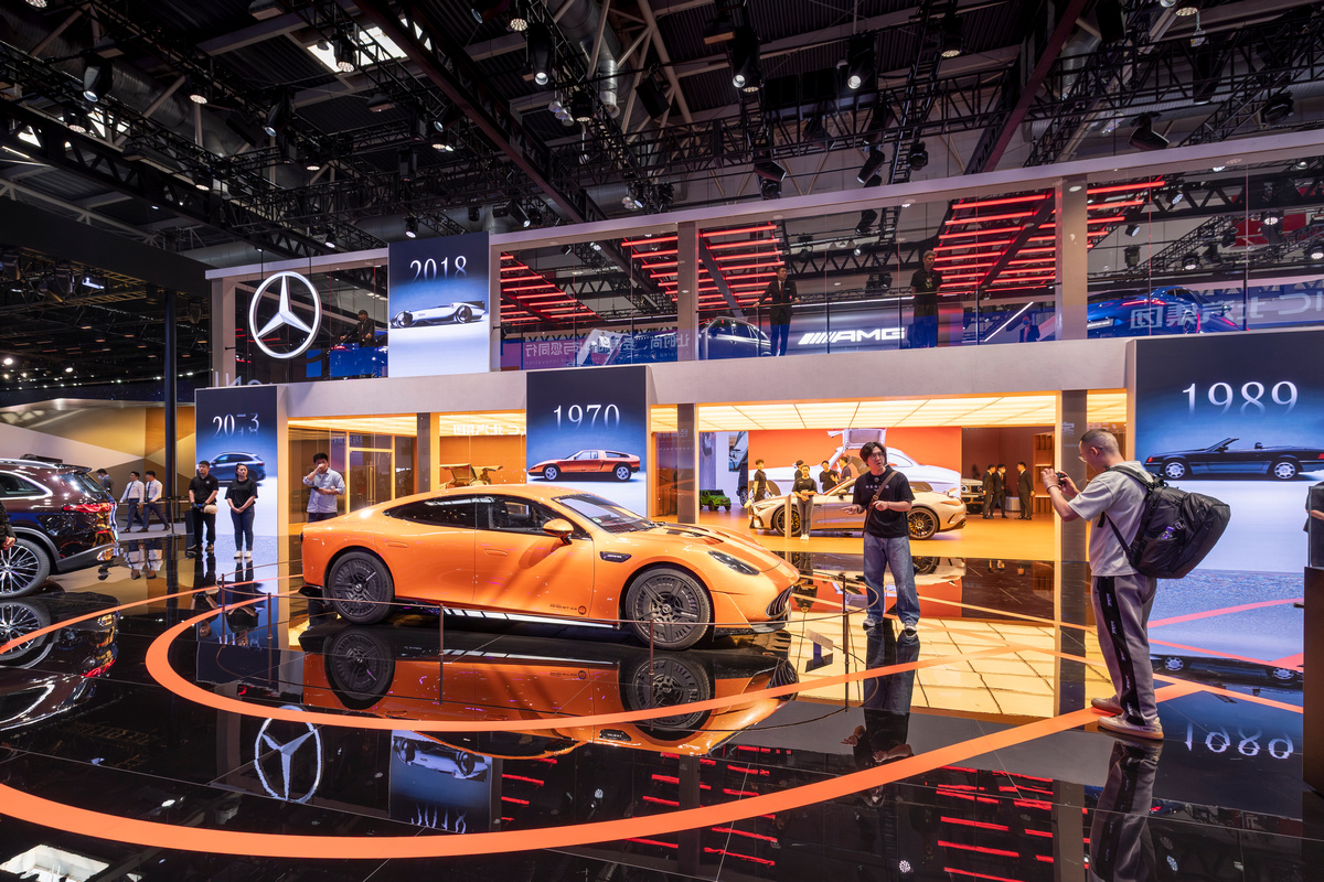 Mercedes-Benz 2025年在中國銷售不佳，為了提升銷售只能下跪舔中。