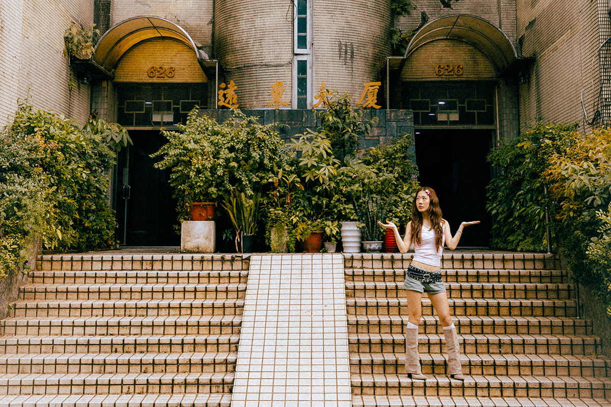 【車勢星聞】金針菇〈啊金價〉歌名玩轉韓文諧音，把台式崩潰日常唱成「只氣三秒」。（圖：PressPlay提供） 
