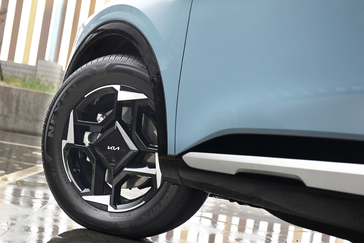 輪圈也換上新造型，試駕車型為Turbo-Hybrid Signature，輪圈尺寸為235/60 R18。