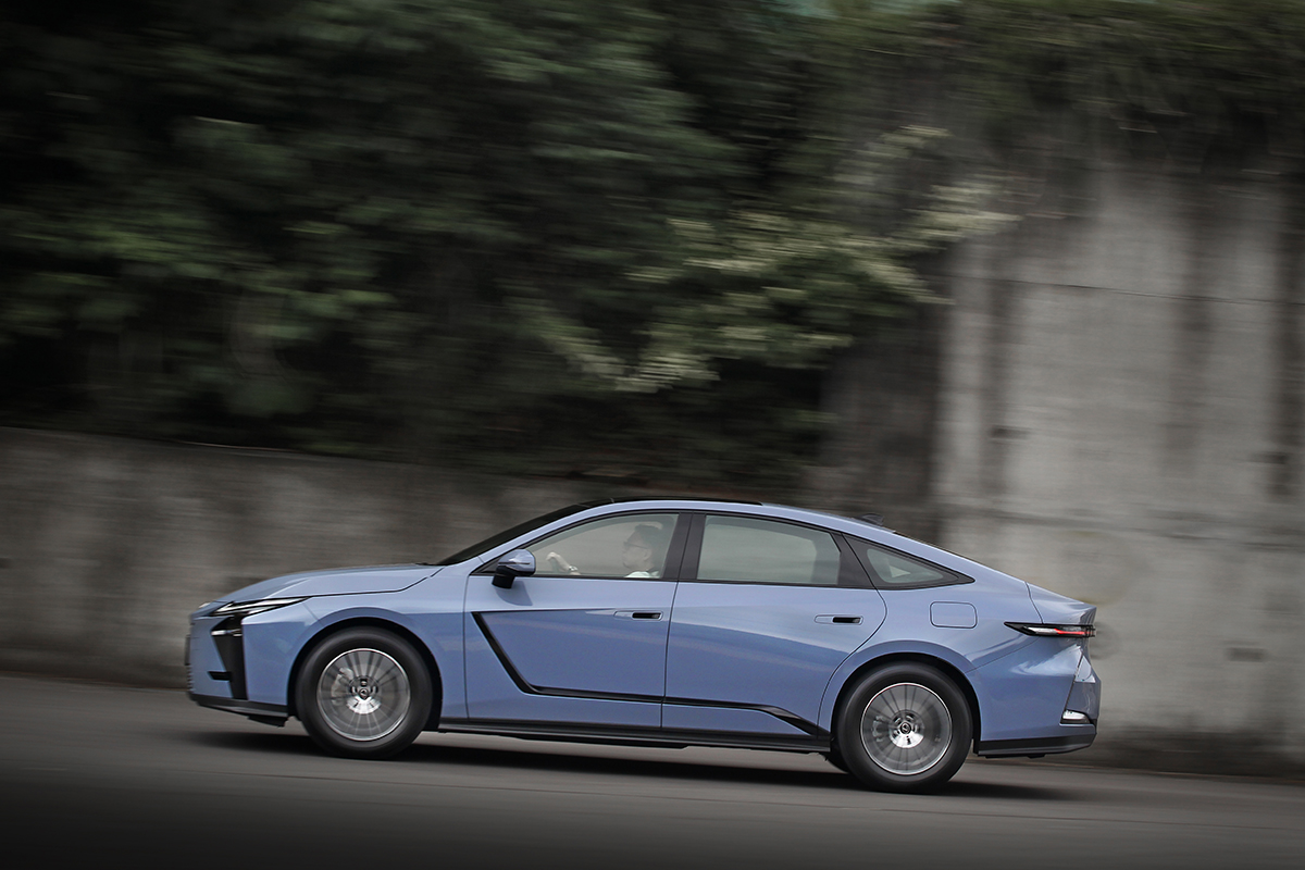 全新大改款ES車長一躍來到5,140mm，較改款前足足增長165mm，軸距亦堂堂來到2,950mm之譜。