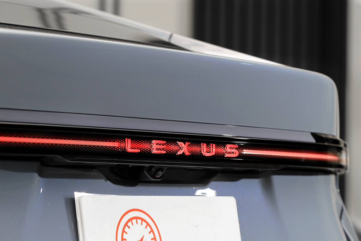 LEXUS字母被整合進貫穿式尾燈組，帶來難以錯認的科技視覺質感。