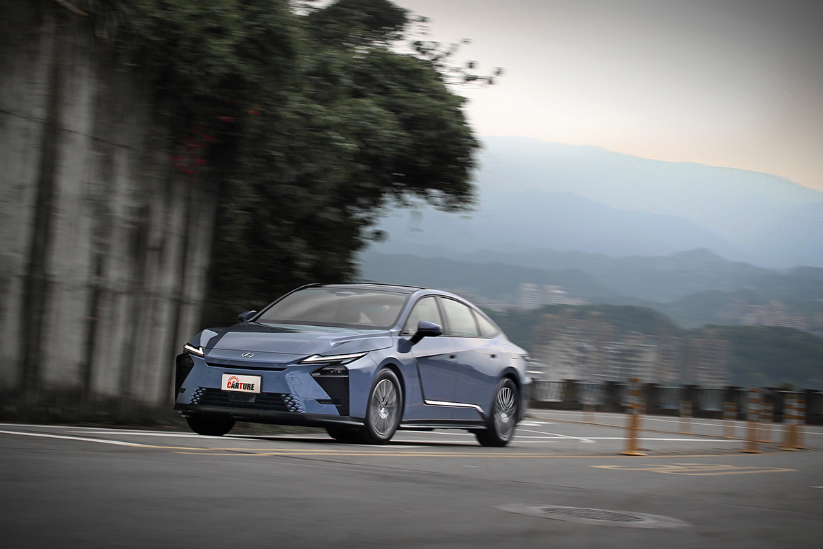 純電動能的全新ES 500e當然吸睛，但我們試駕的300h卻更會是市場重心。