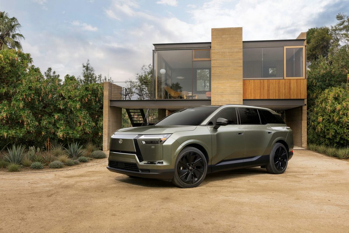 Lexus TZ有著和ES相似的造型，但整體線條與風格卻更加剛硬強烈。