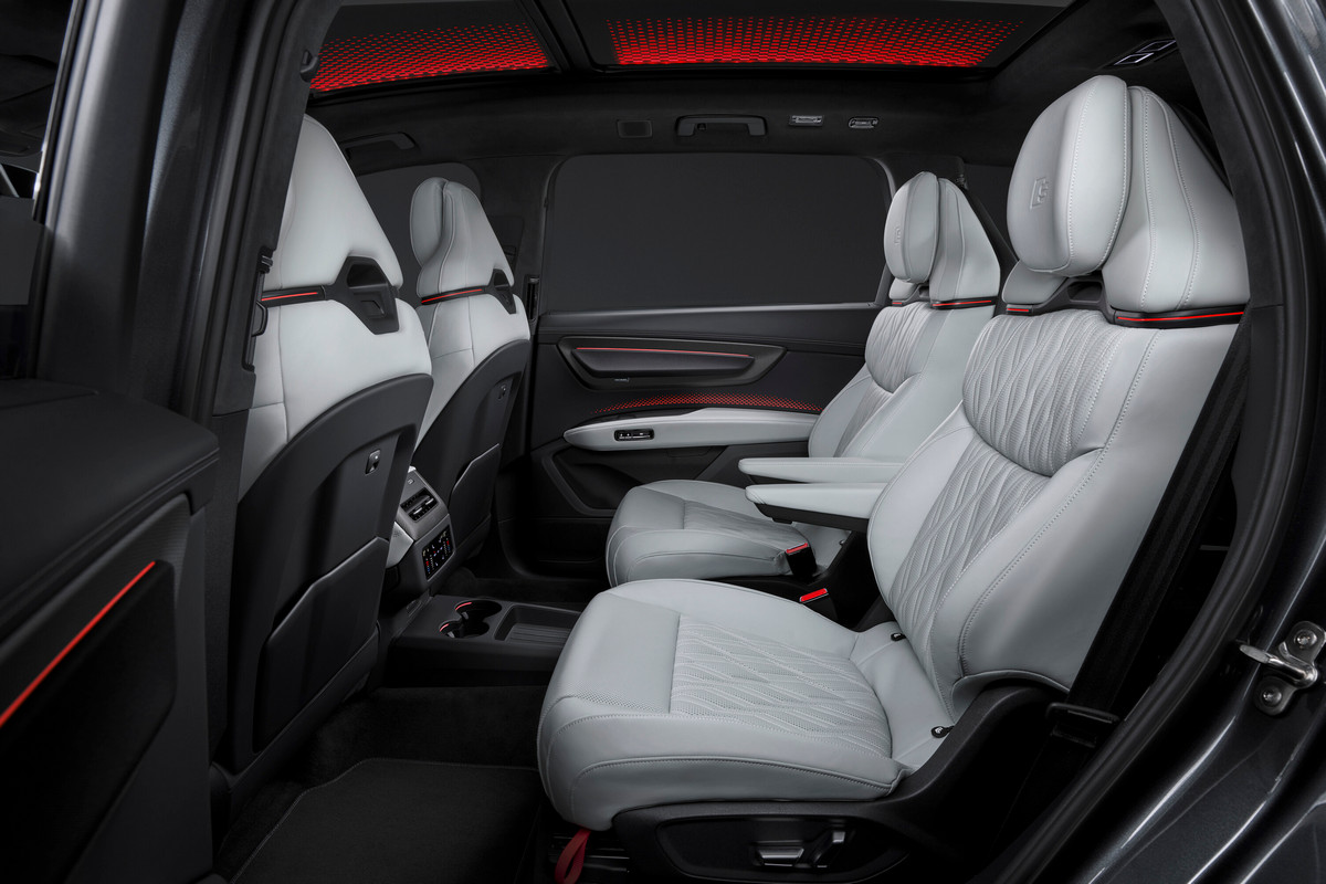 Audi Q9配備全車電動車門，無論透過鑰匙、myAudi應用程式、MMI系統、煞車踏板或是繫上安全帶，車門都會自動關閉。