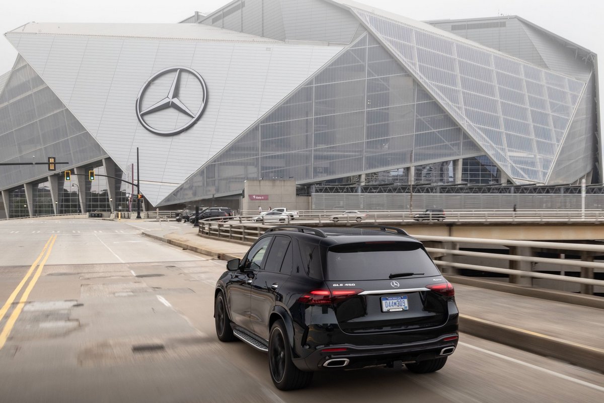 Mercedes-Benz AMG GT、C-Class、E-Class、SL-Class、CLE、GLC等車型系統會誤判螢幕故障而無故重啟。