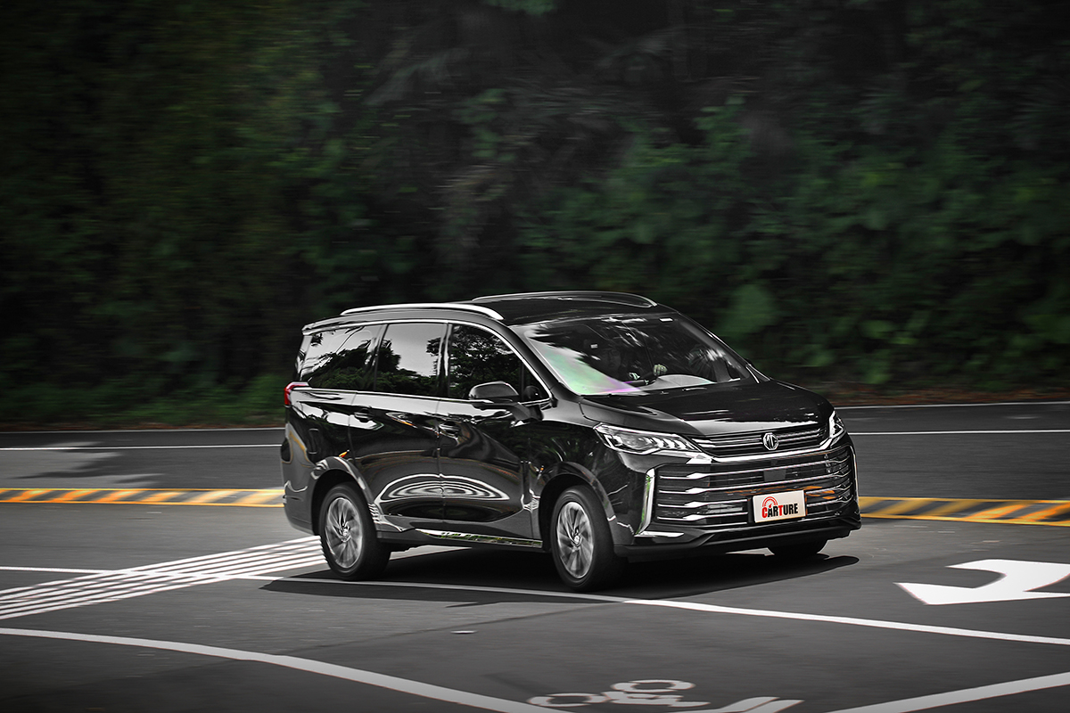 4,825mm x 1,825mm x 1800mm的長寬高，面對一般車位甚至進出1.8m限高停車場都相當輕鬆容易。