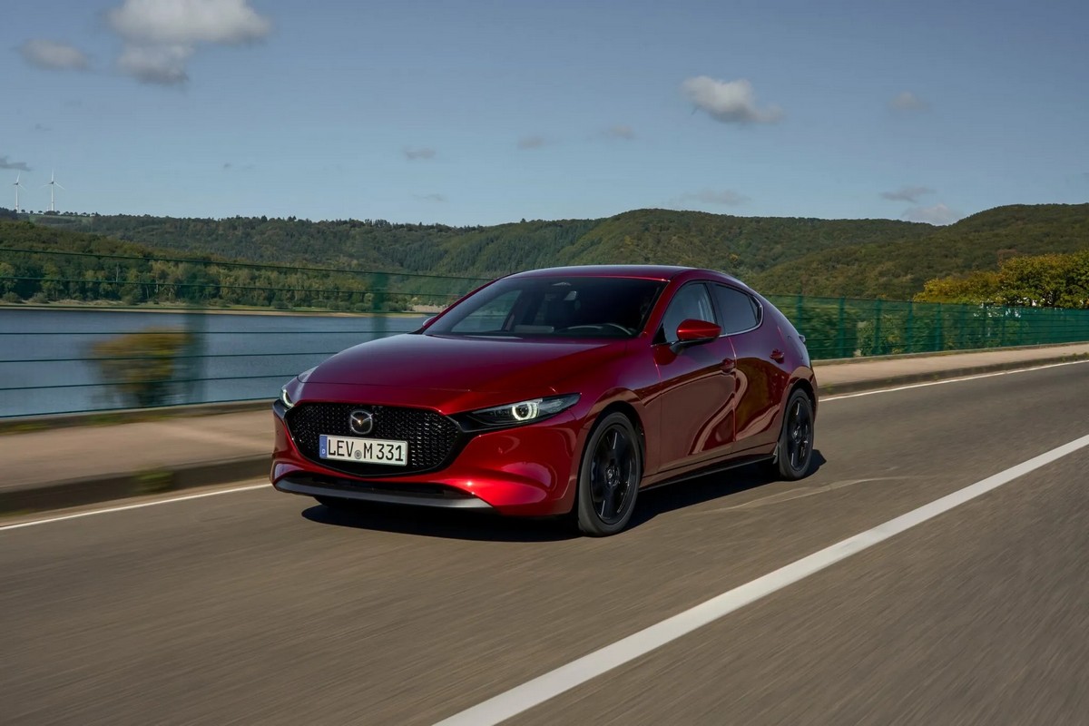 2027年式Mazda 3增加Matrix LED矩陣式頭燈、MRCC全速域主動車距控制巡航(交通標誌辨識功能)。