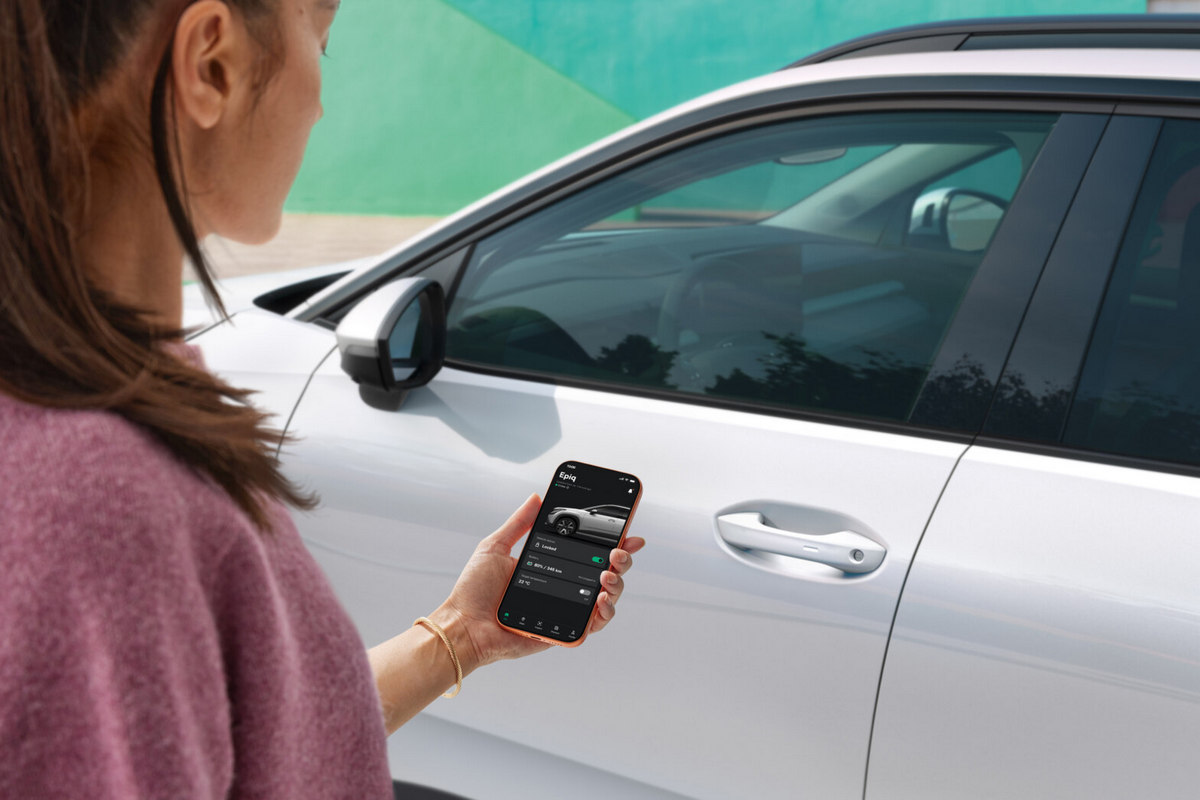 從 MySkoda App 可檢視車輛電池與啟動空調。