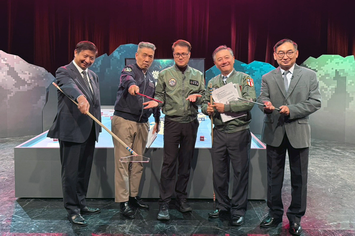 【車勢星聞】《當和平被摧毀：台海防衛戰略》5月20日首播，國防院戰略所委任副研究員揭仲、國防院戰略所長蘇紫雲、節目主持人陳信聰、前美國國防部官員胡振東，以及前飛彈指揮部計畫處長周宇平共同參與現場模擬兵推。(照片：華視提供)
