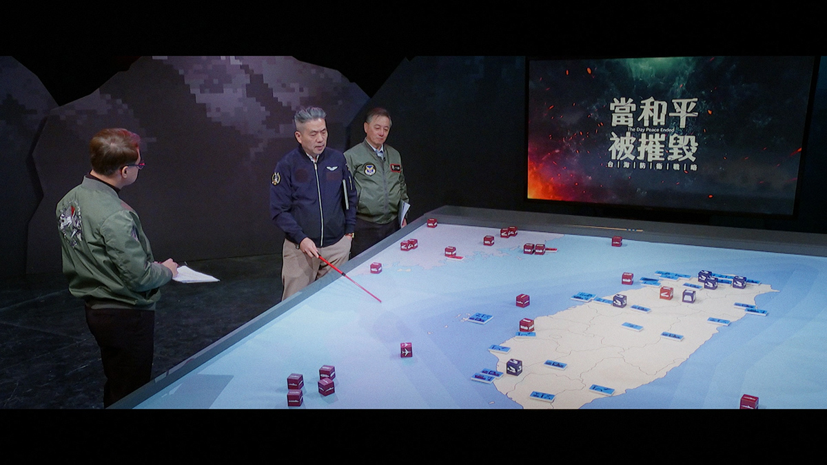 【車勢星聞】國防院戰略所長 蘇紫雲(中)於節目中參與現場模擬兵推。(照片：華視提供)