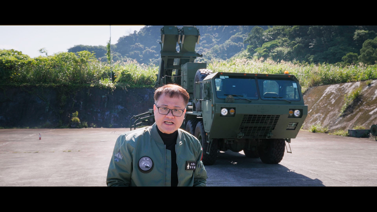 【車勢星聞】主持人陳信聰深入軍事外景現場。(照片：華視提供)