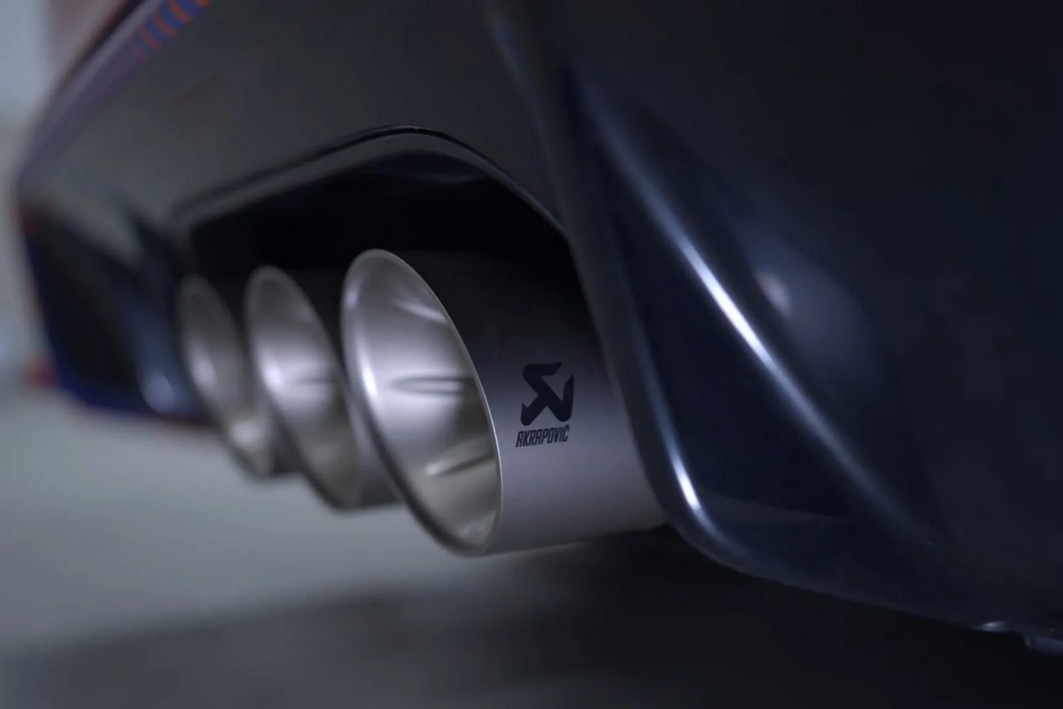Civic Type R HRC配備Akrapovič蠍子管。