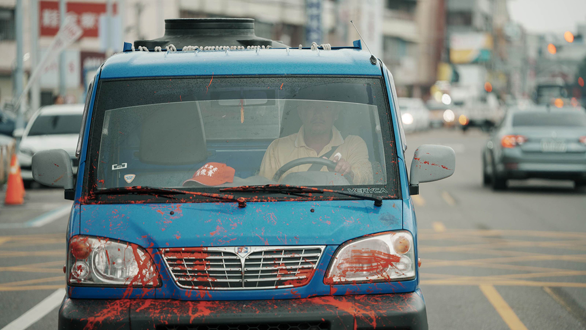【車勢星聞】張翰主演公視學生劇展《擱淺》。片中開著被噴滿紅漆的發財車到處跑。(公視提供)