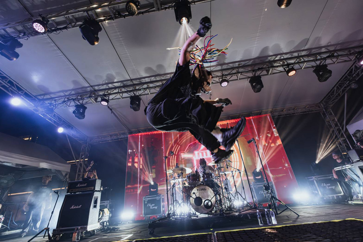 【車勢星聞】 「愛嶼搖滾」音樂祭23日登場，名古屋樂團「Maki」、岐阜樂團「KUZIRA」登場現場熱烈 人氣樂團「血肉果汁機」引樂迷狂熱開圈！(照片提供：三立電視)