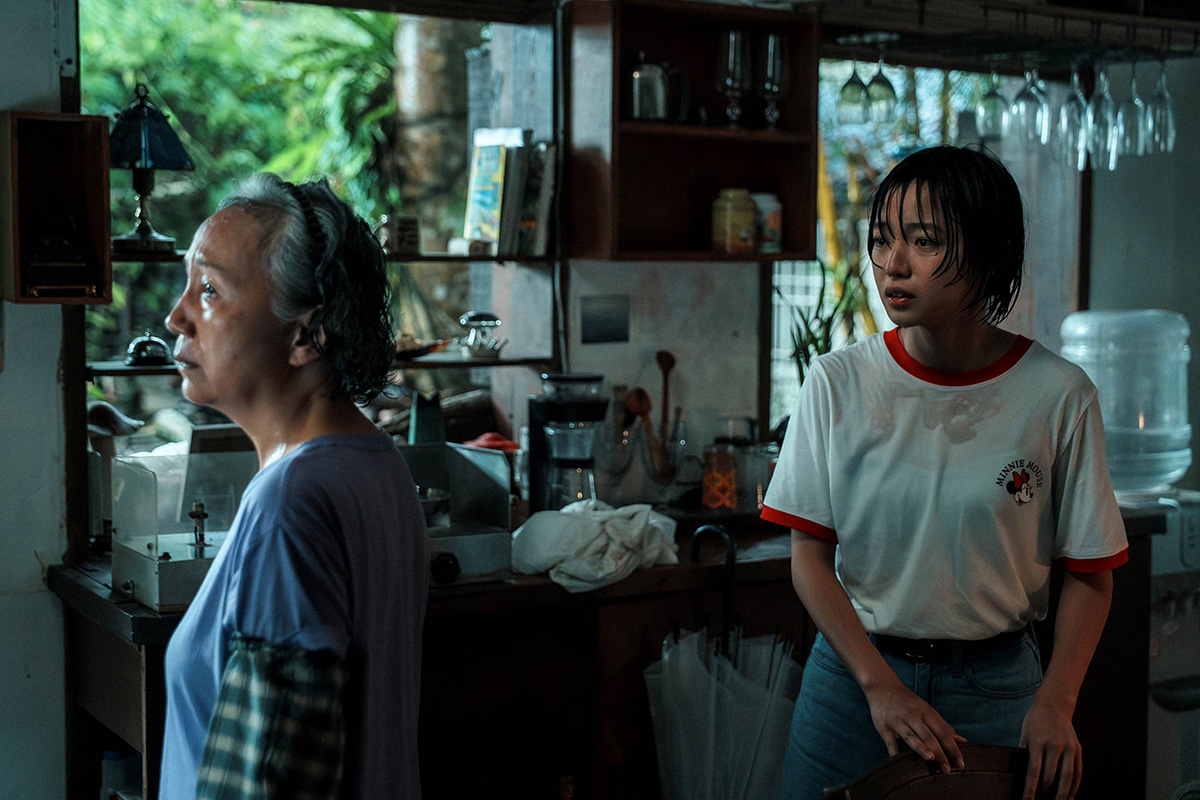 【車勢星聞】金獎影后陸弈靜（左）與香港新秀女演員冼樂欣主演公視學生劇展《防颱準備》，兩人分飾花蓮海邊民宿工作的婦人「芳姐」與僑生Bella。(公視提供)