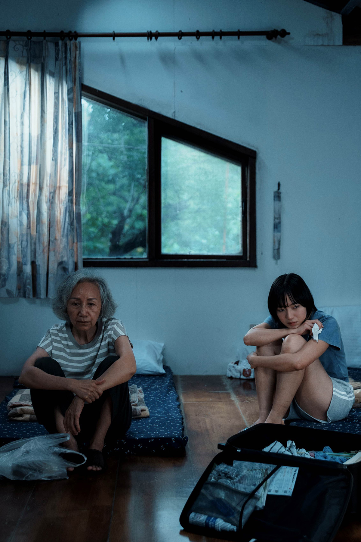 【車勢星聞】金獎影后陸弈靜（左）與香港新秀女演員冼樂欣主演公視學生劇展《防颱準備》，兩人分飾花蓮海邊民宿工作的婦人「芳姐」與僑生Bella。(公視提供)
