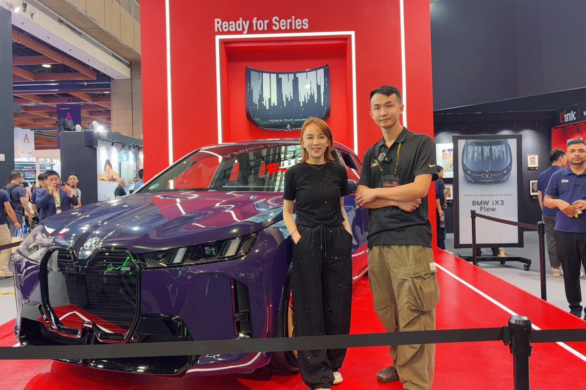 搭載E link Prism電子紙技術的BMW iX3 Flow Edition概念車，現正展示於台北世貿一館。