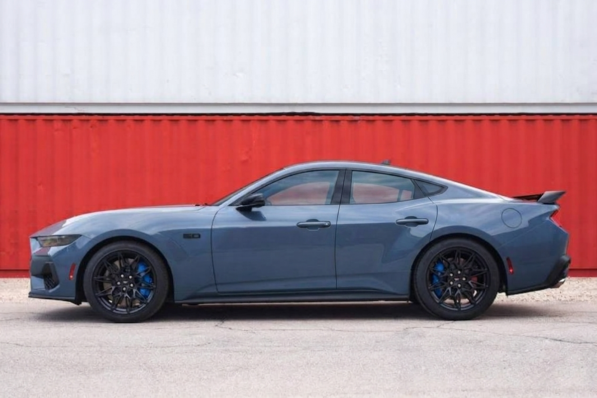 Ford高層表示要持續擴大Mustang家族，車型有可能就是四門Mustang。(圖為AI生成)