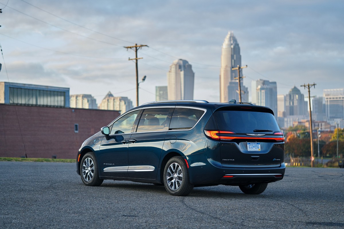 Pacifica PHEV有起火風險，Chrysler呼籲車主先將車輛停放於戶外，並且遠離其他車輛和建築並且不要充電。