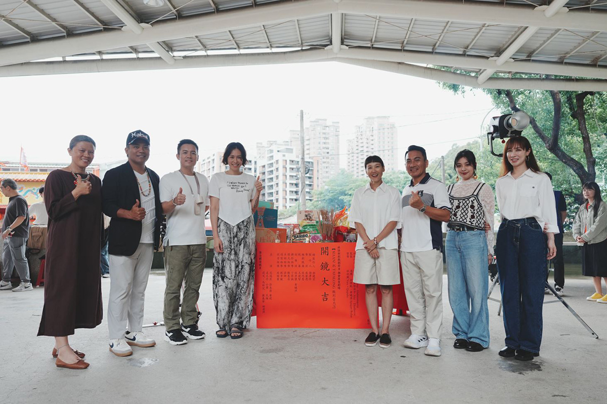 【車勢星聞】演員大合照(左起)：莉芙·烏娃兒、Sakinu撒基努、范逸臣、Luji黃莉、張本渝、民雄、游君萍、小薰(黃瀞怡)共同出席開鏡儀式。(照片:原文會提供)