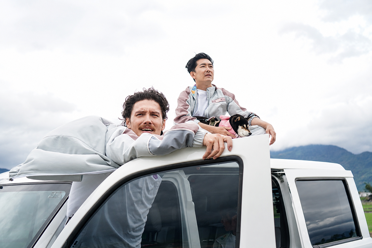 【車勢星聞】施名帥當導演挑戰一鏡到底，拍成體能訓練課全員累癱。（圖：客家電視提供） 