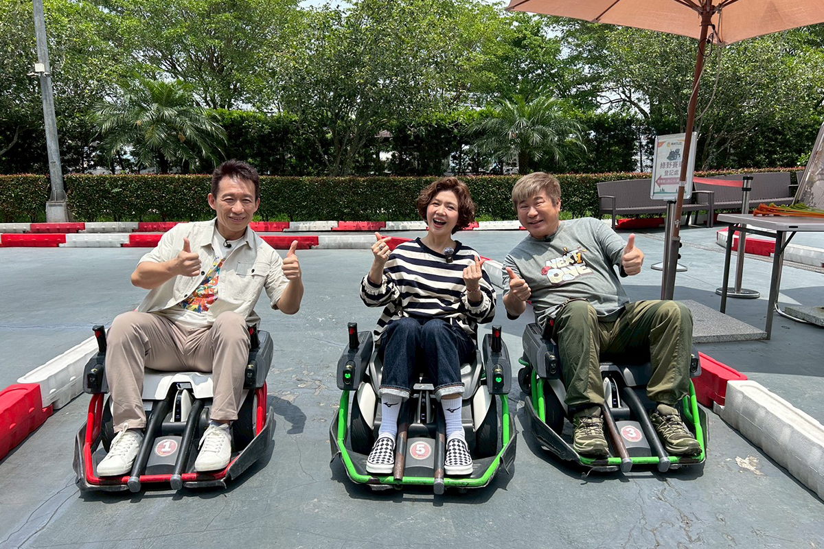 【車勢星聞】胡瓜《下面一位》與郭子乾、于子育體驗綠野賽車。（圖：下面一位提供） 