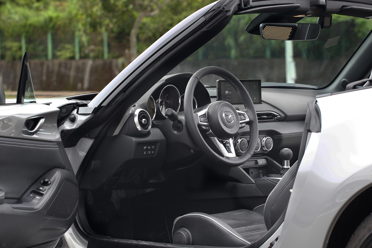 MX-5 RS配備的Recaro跑車座椅或許你用不到，但造型就是比一般MX-5黑色座椅要來得討喜。