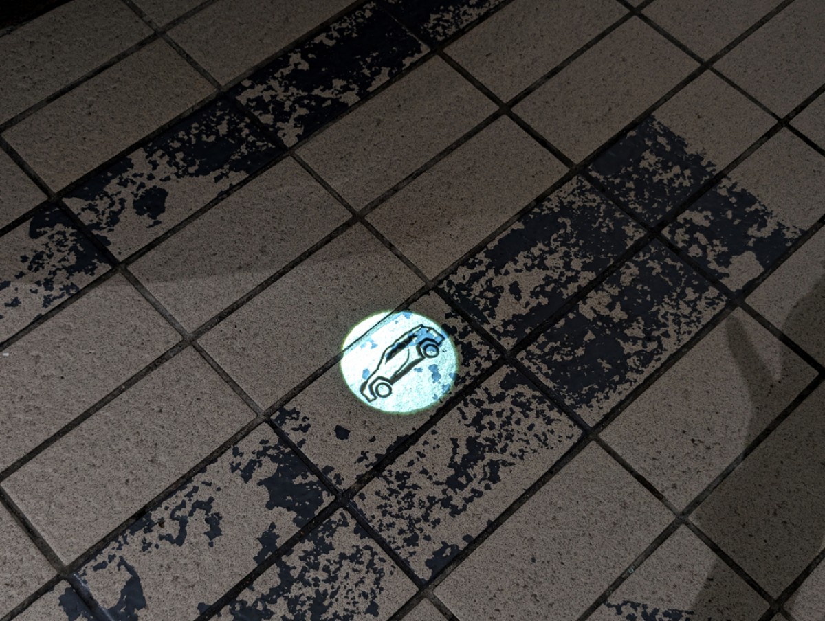 RAV4 PHEV配備電動尾門光標感應功能，腳踩住光標即可開啟尾門。