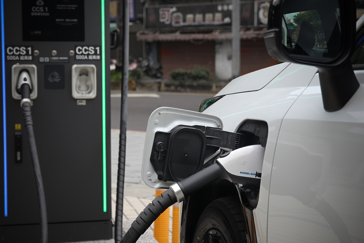 配置22.7kWh電池，沒電可去充電站充電，35kW充電功率和支援CCS1，28分鐘可讓電量從10充到80%。