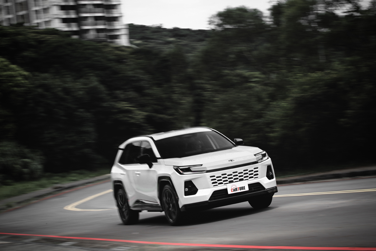 車重雖較旗艦車型重360公斤，但好在有329ps動力可彌補。