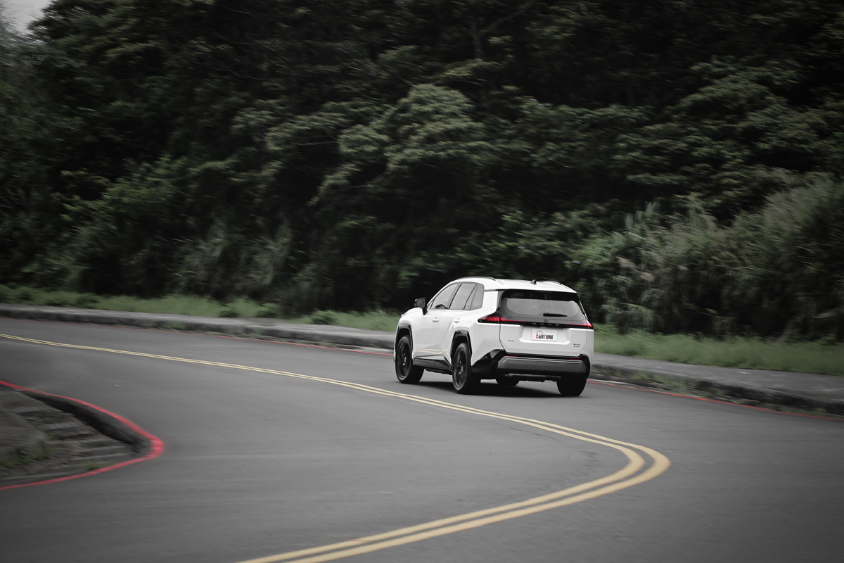 E-Four 4WD四輪驅動和329ps動力讓RAV4 PHEV在彎中也會讓人想開快。