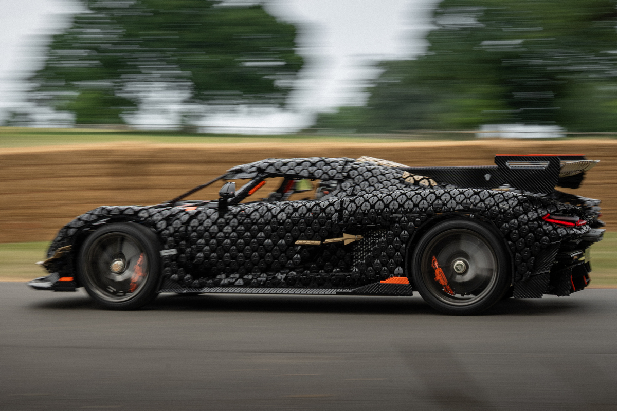 1:1 Koenigsegg Sadair's Spear也可實際上路行駛，近日於Goodwood活動跑出111km/h。