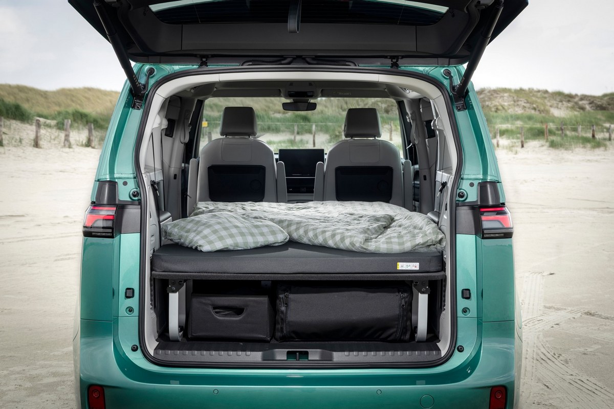Volkswagen Commercial Vehicles就推出ID.Buzz Good-Night套件，套件包含床架、可客製折疊床墊、窗簾、前車雙透氣格柵、一張折疊桌和兩張椅子。