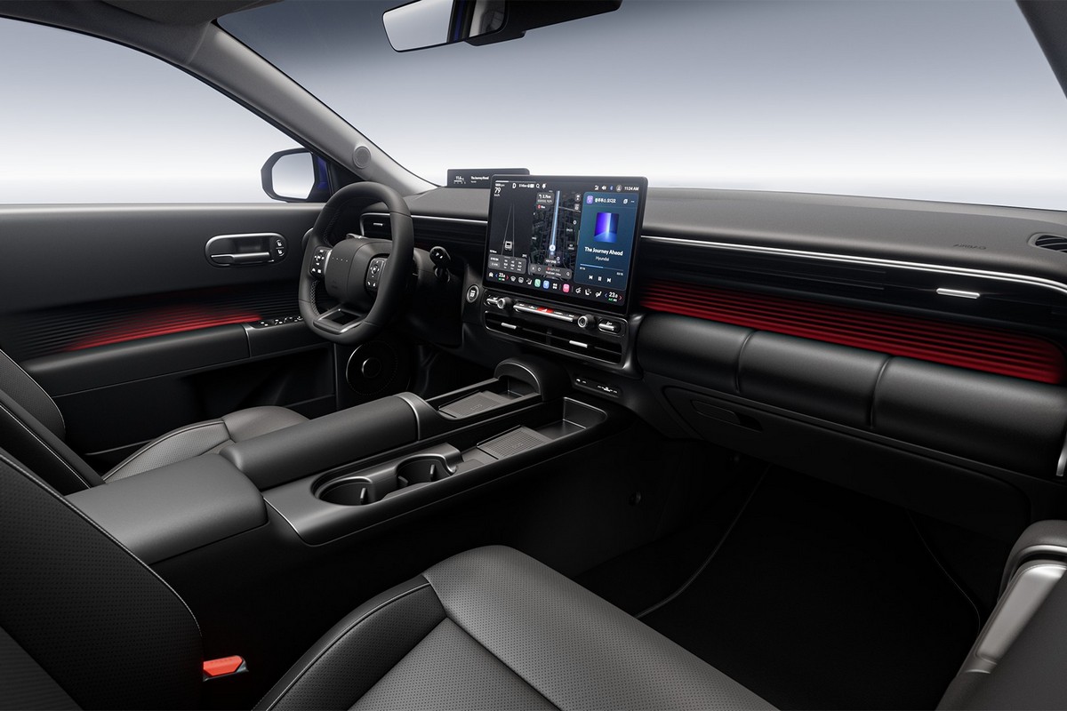 中控螢幕搭載以Android Automotive為基礎開發的Pleos Connect資訊娛樂系統並提供Gleo AI功能。