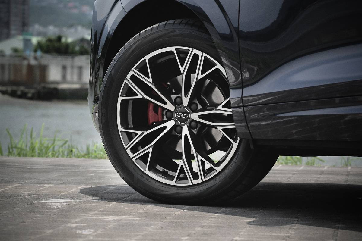 Q3 Sportback TFSI 110kW配置18吋輪圈，試駕車型則有選配升級至Audi Sport 19吋輪圈。