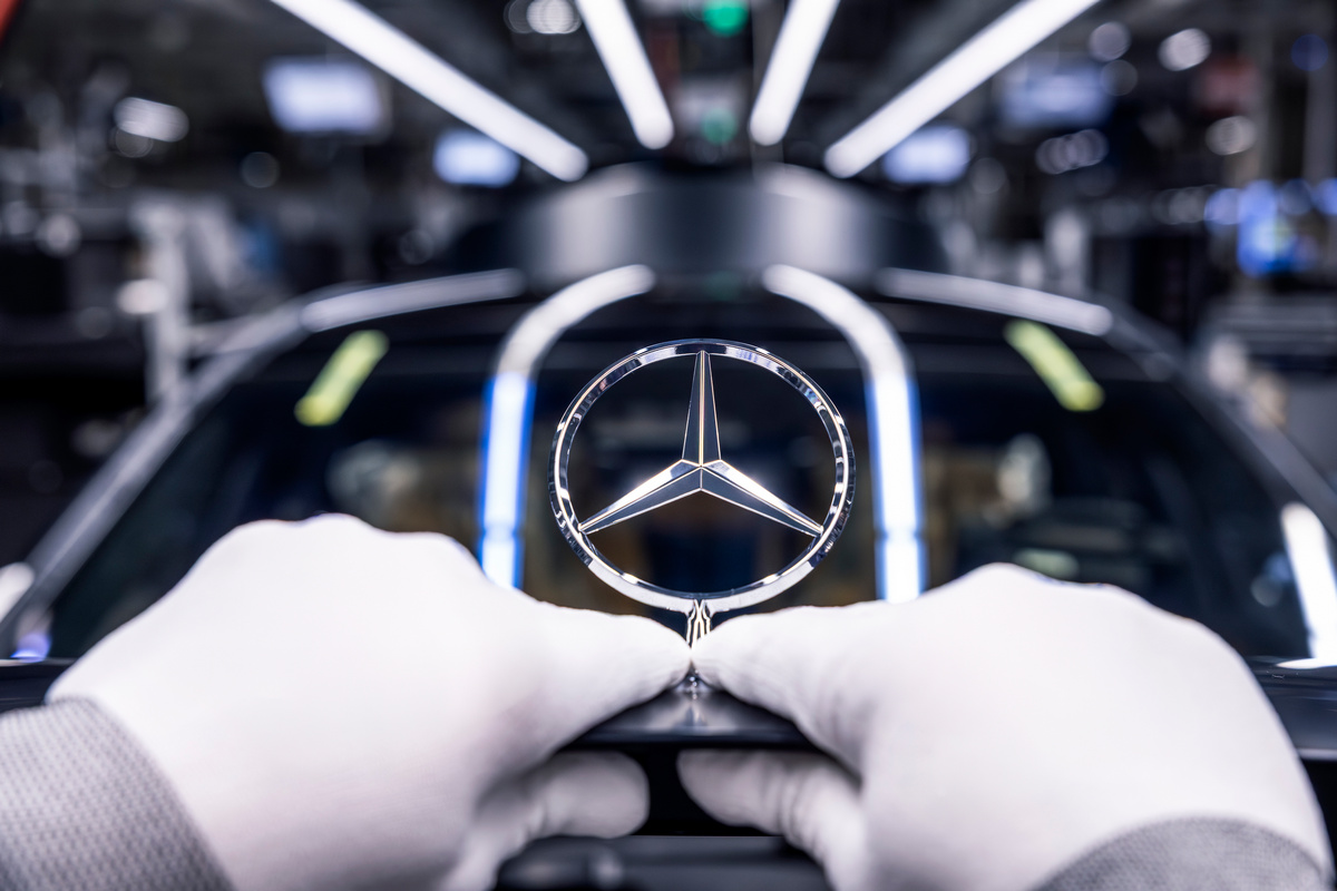  三芒星黯淡，Mercedes-Benz沒錢發獎金還凹員工加班 