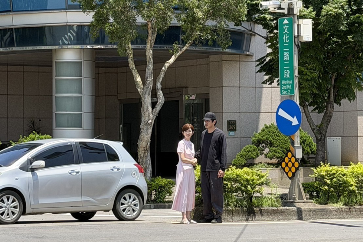 【車勢星聞】《豆腐媽媽》吳政澔守護王晴，街頭戲拍到「含淚輪迴」。（圖：民視提供） 
