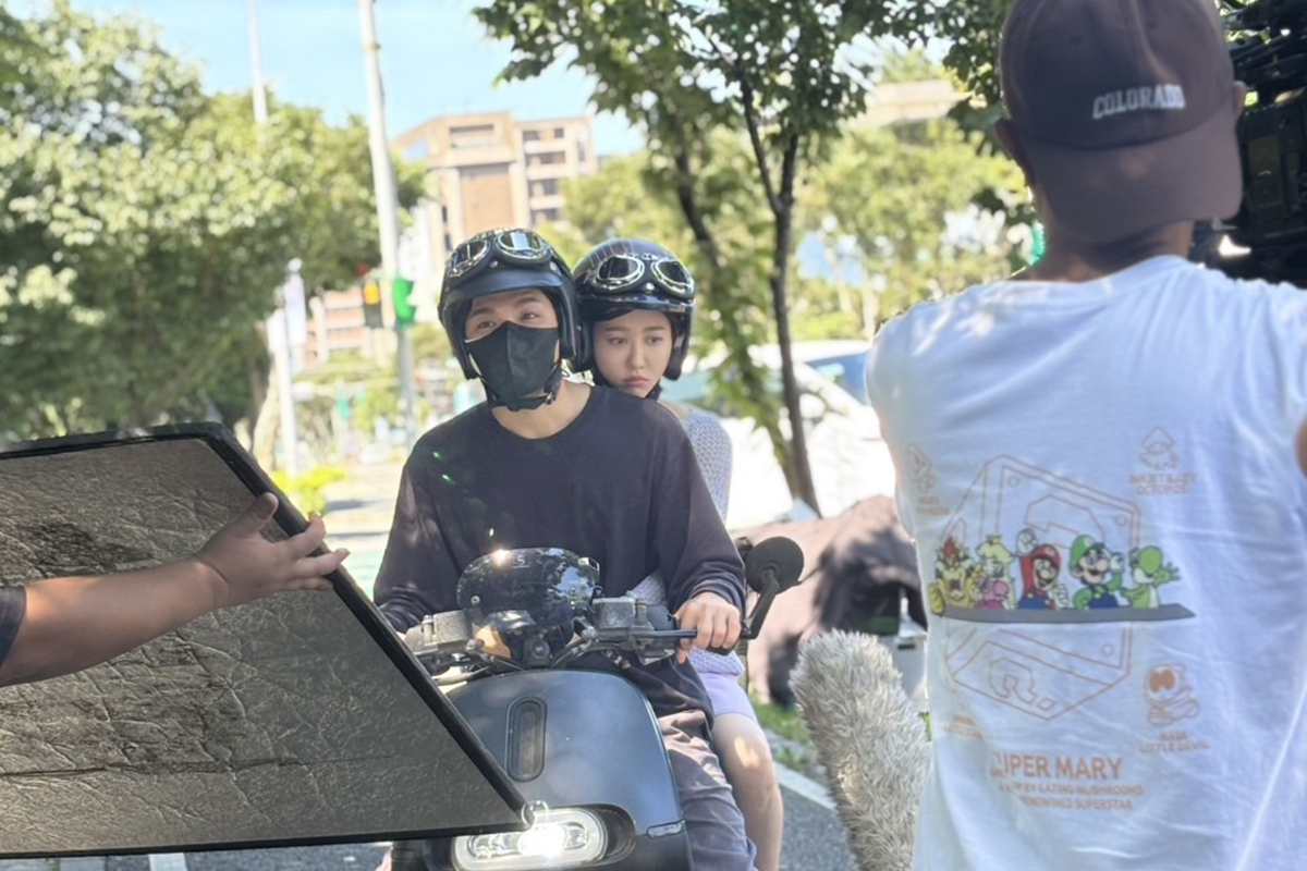 【車勢星聞】《豆腐媽媽》吳政澔守護王晴，街頭戲拍到「含淚輪迴」。（圖：民視提供） 