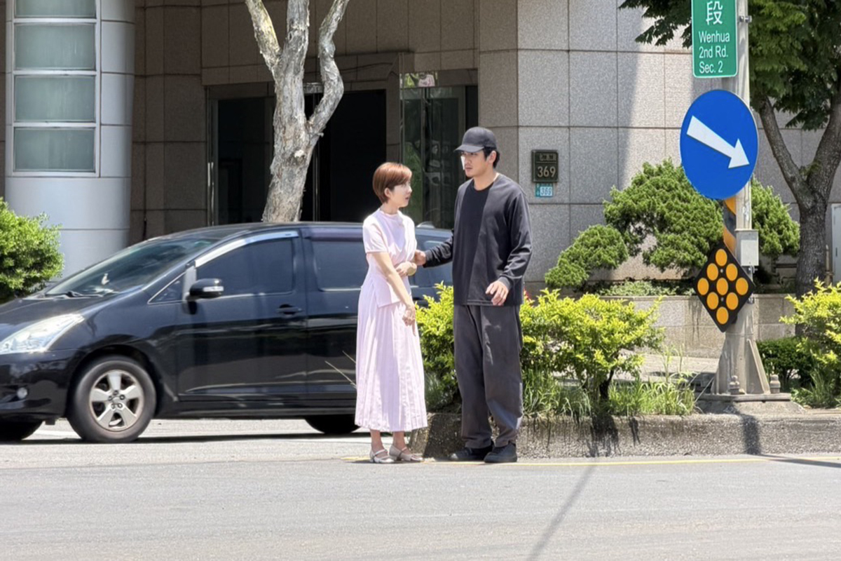 【車勢星聞】《豆腐媽媽》吳政澔守護王晴，街頭戲拍到「含淚輪迴」。（圖：民視提供） 
