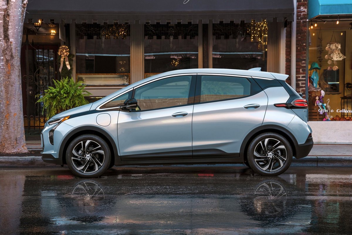 Chevrolet Bolt EV因電池瑕疵導致發生數起火燒車事件，2022年時進行大規模召回。
