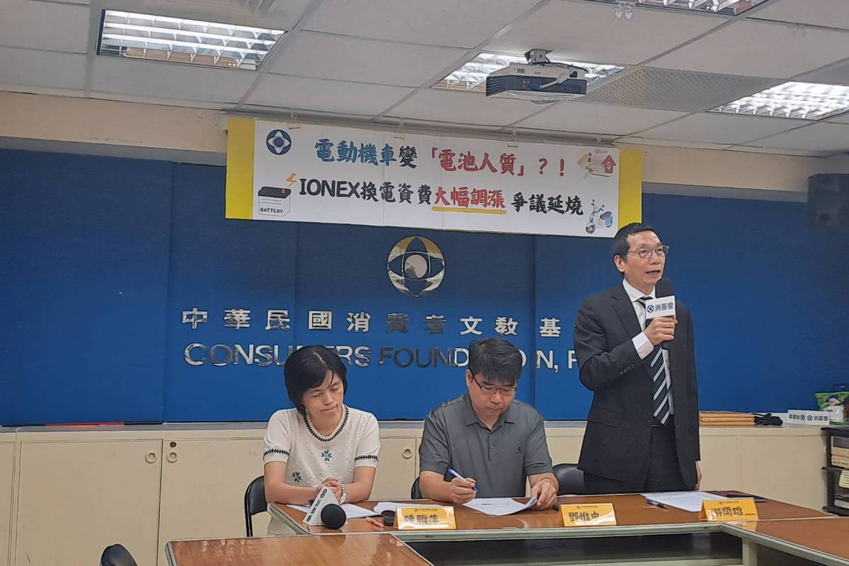 光陽將Ionex資費由原本以安時（Ah）計價改為以度數（kWh）計價，新方案較舊方案增加近2倍，對此消基會認為這是電動機車變「電池人質」。