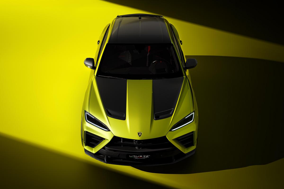 Urus SE Performante配備碳纖維引擎蓋，並且還隆起且有開孔加強散熱。