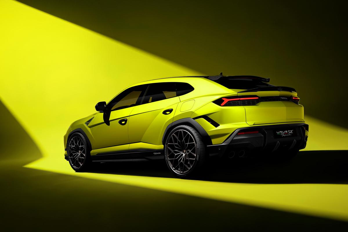 Urus SE Performante於引擎蓋、車頂、輪拱、側裙和後擾流器等處配置碳纖維，全車重量2,473公斤較Urus SE減輕32公斤。