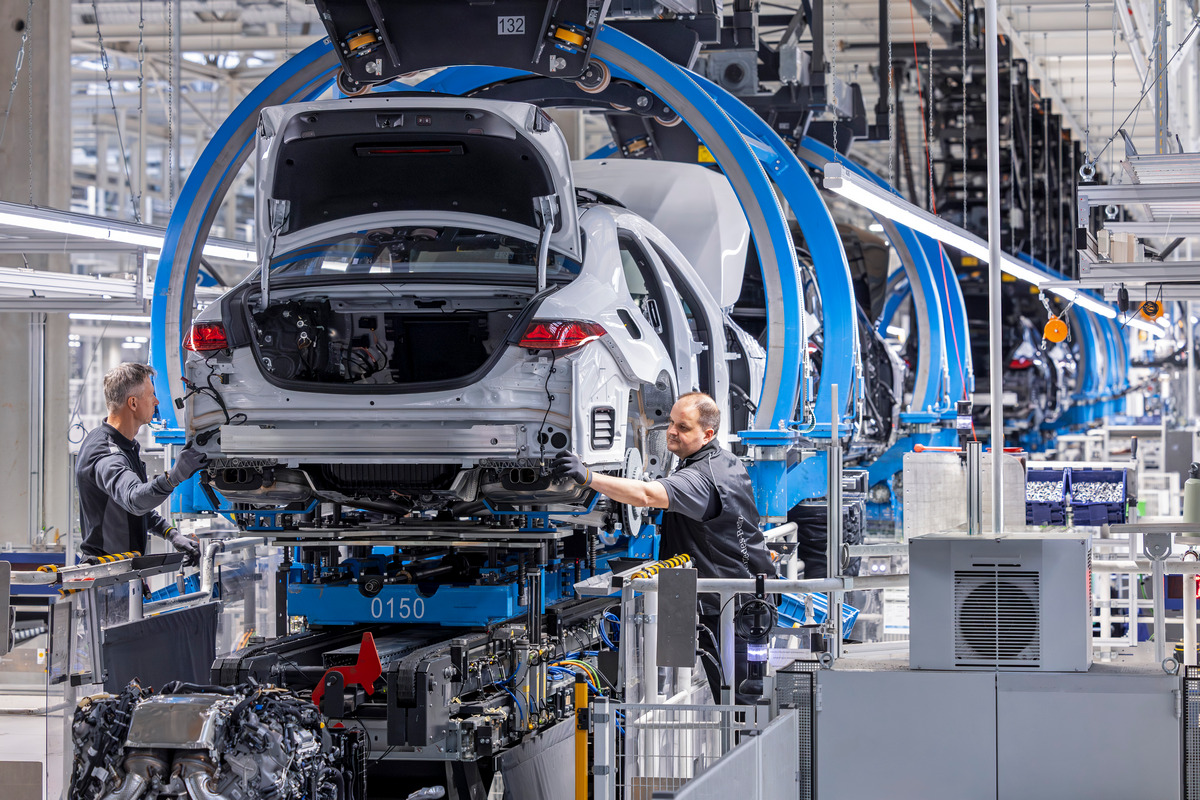 3.3萬名員工上街頭抗議Mercedes-Benz不顧員工福利與不增加薪資要求延長工時。IG Metall工會痛批不能犧牲員工福利但股東卻賺滿滿。