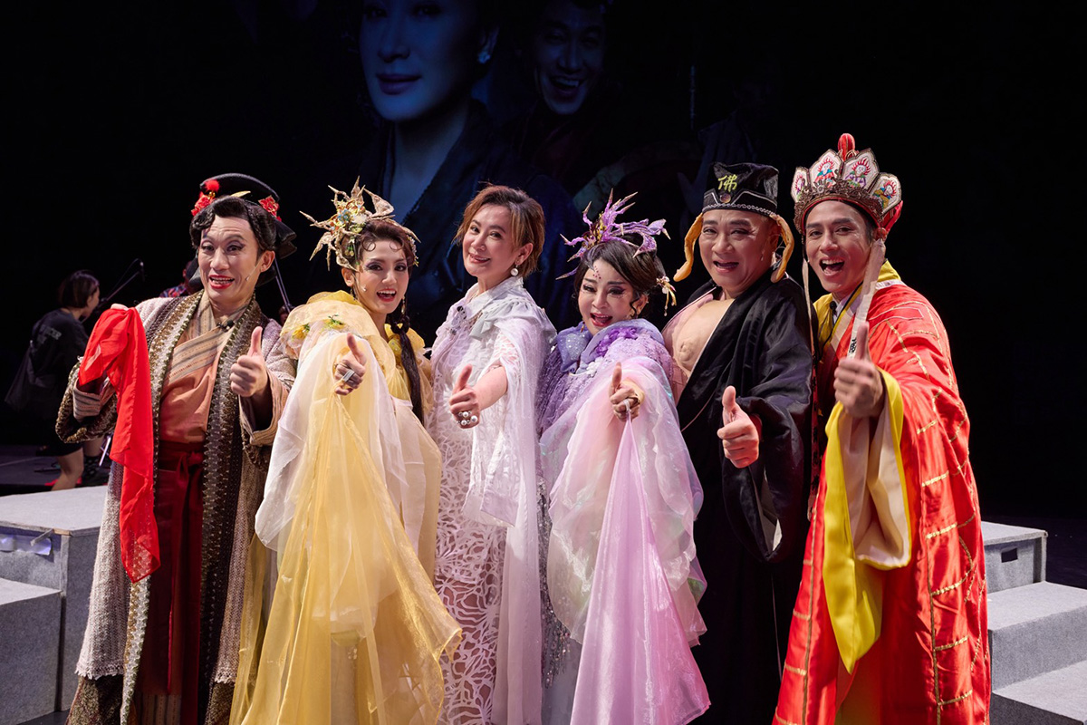 【車勢星聞】郭子乾（左起）、Dora謝雨芝、陳亞蘭、王彩樺、白雲、莊凱勛演出《女俠俱樂部》公益舞台劇《黑家店》。（圖：尊鵬國際有限公司提供）