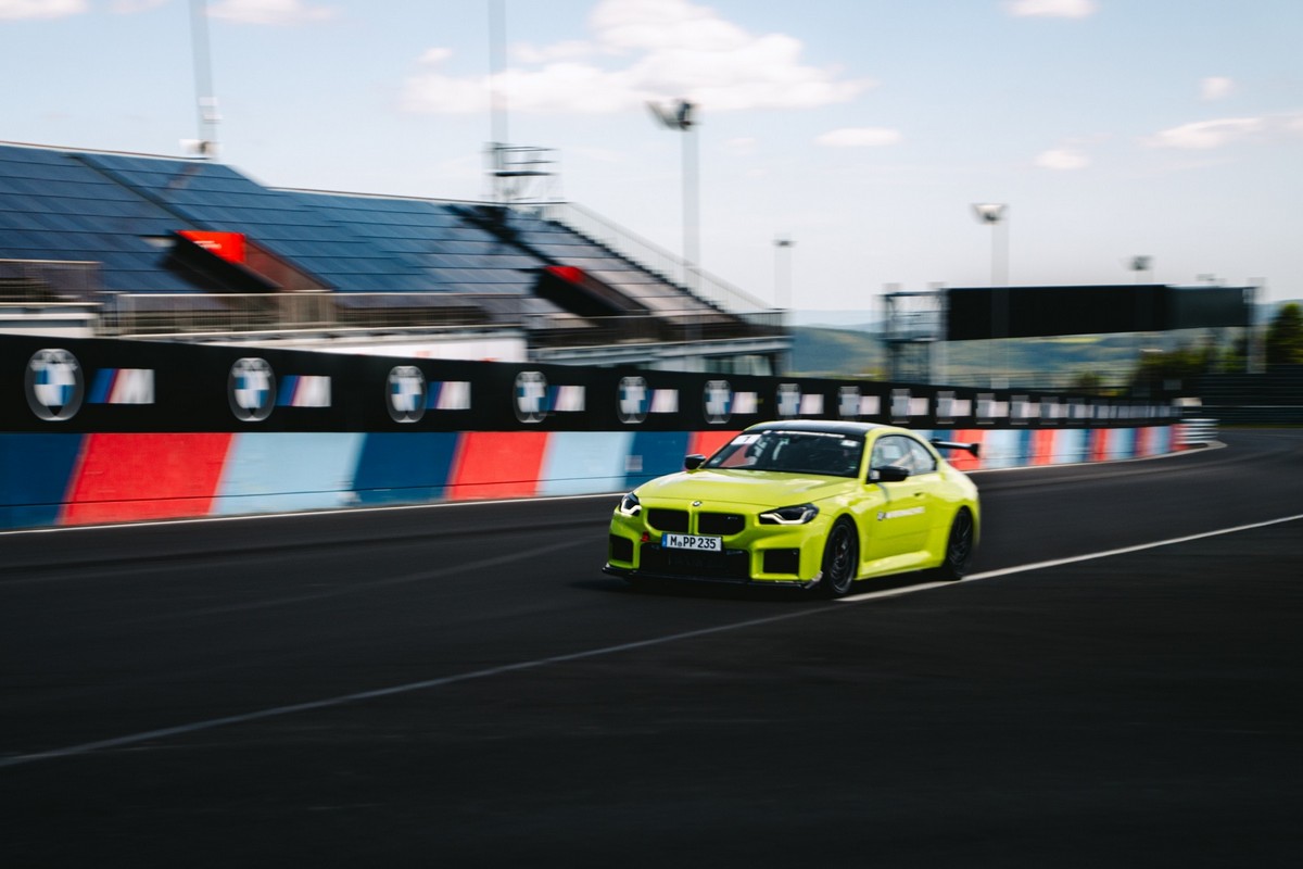BMW替M2配置M Performance Track Kit套件，該套件有可調式前擾流板、定風翼和具有專屬賽道模式可手動調整的尾翼。