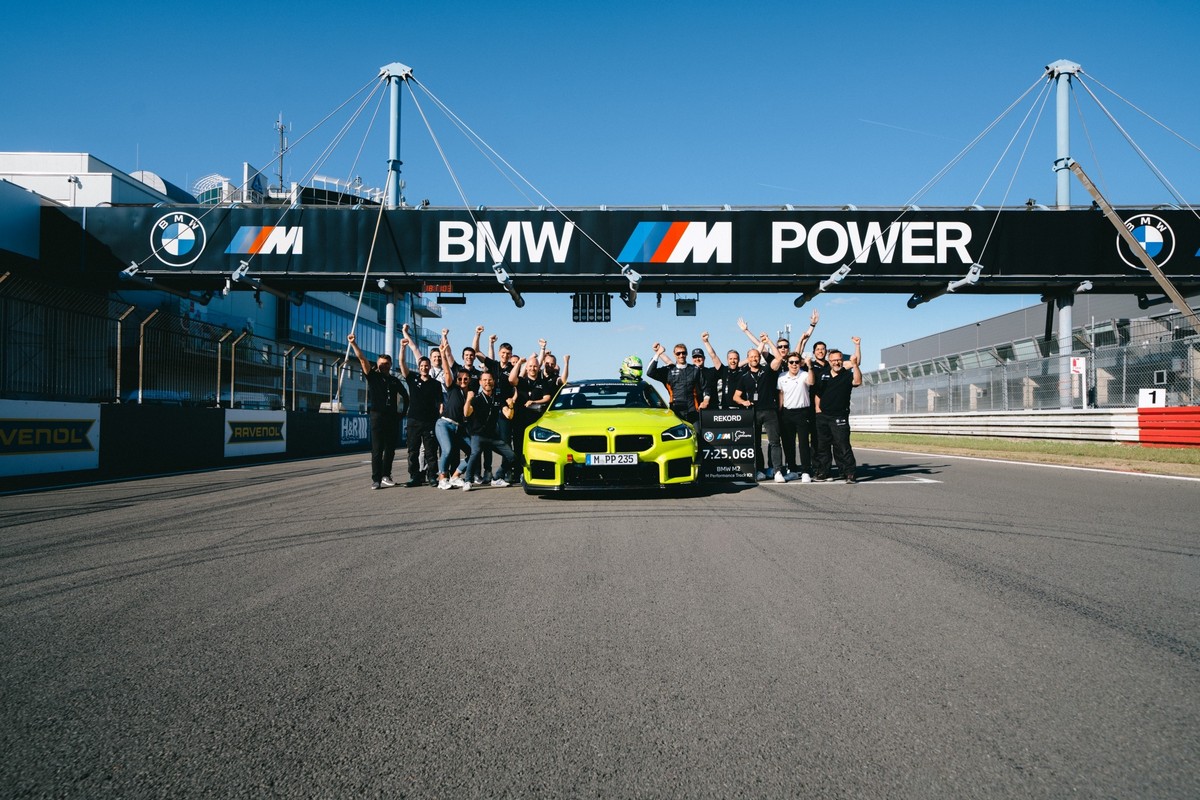 配置M Performance Track Kit套件的M2跑出7分25.068秒成績。