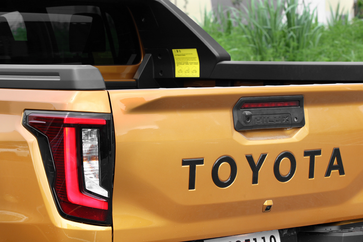 尾門印上TOYOTA字樣。